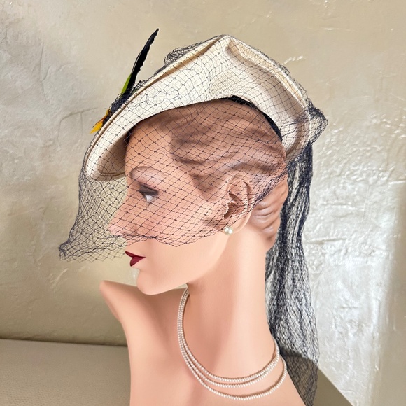 SPECTACULAR 1930s\' IVORY STRAW TILT HAT + FEATHER \